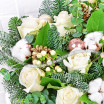 Кружевные снежинки - коробка с белыми розами и хлопком 3