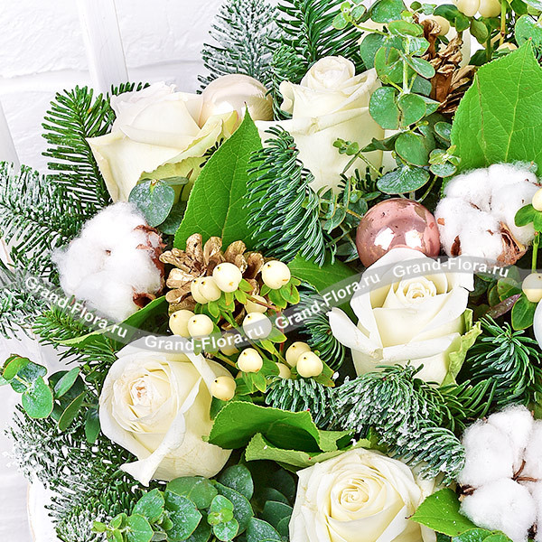 Кружевные снежинки - коробка с белыми розами и хлопком