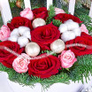 Рождественская сказка - коробка с красными розами и хлопком 3