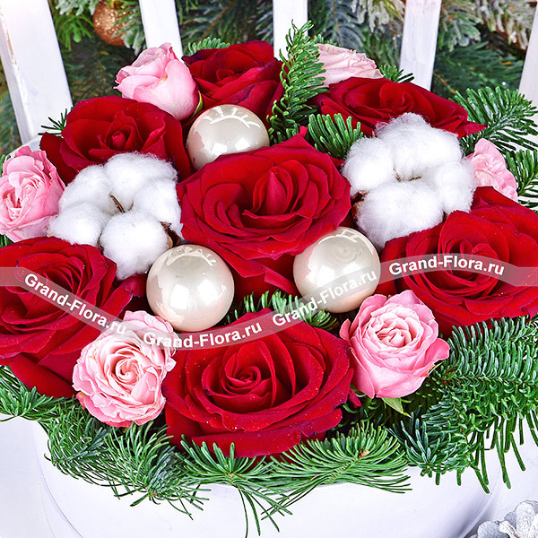 Рождественская сказка - коробка с красными розами и хлопком